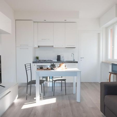 By The Lake Apartments - Smart 데센자노델가르다 외부 사진
