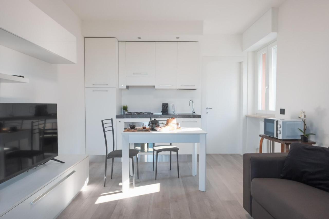 By The Lake Apartments - Smart 데센자노델가르다 외부 사진